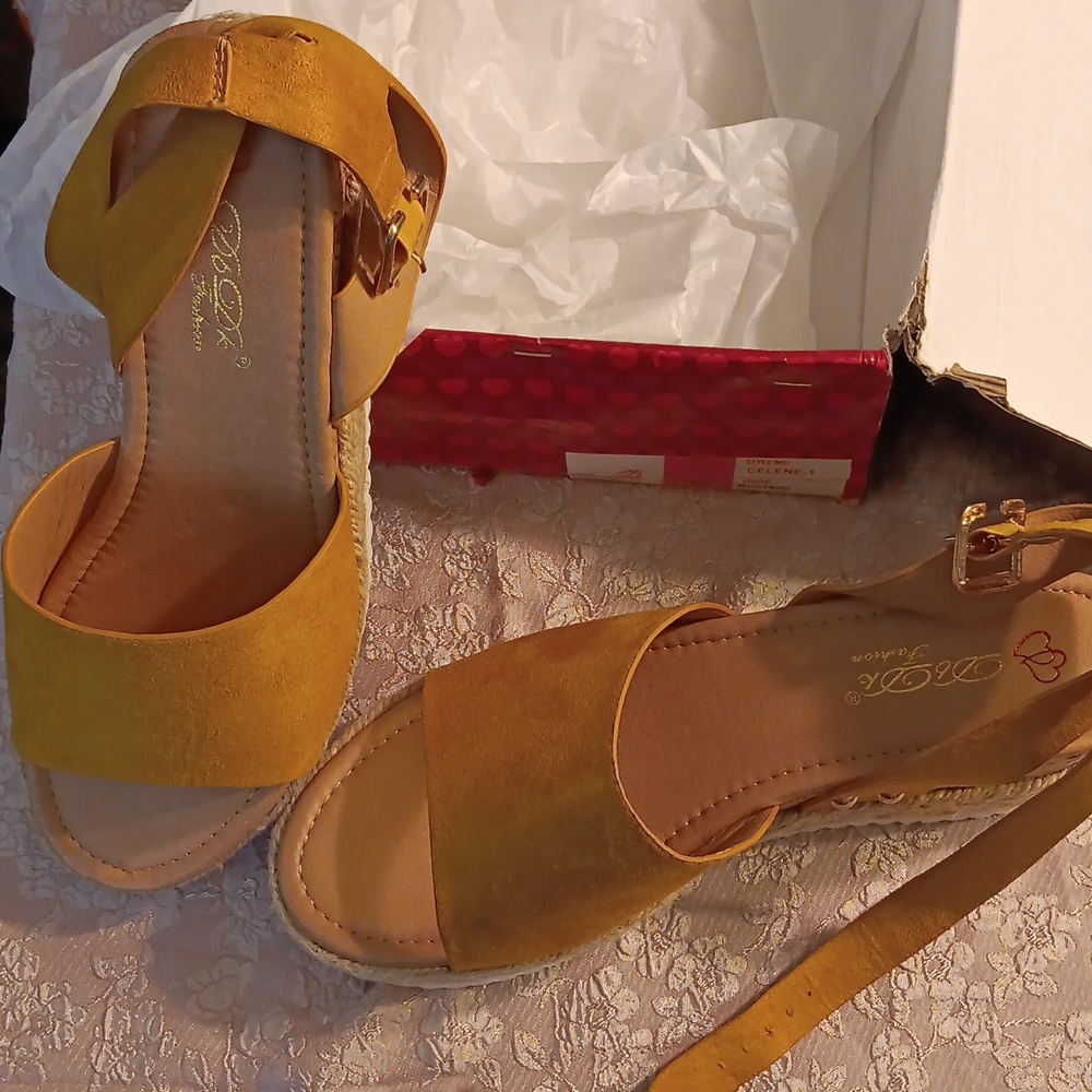 Beachy Golden Espadrilles size 10 - Picture 4 of 10